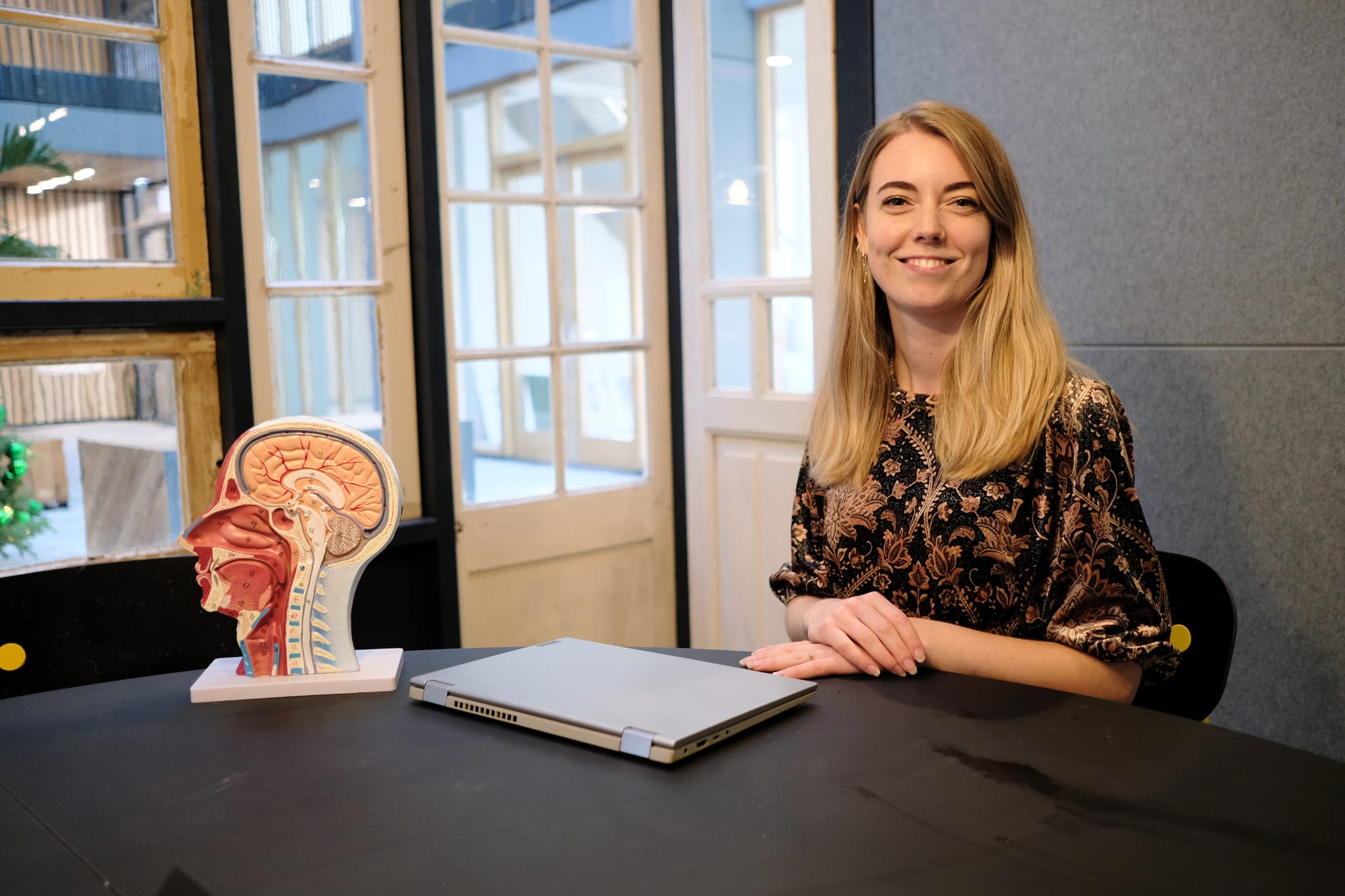 Dutch speech therapist Elise during an online session